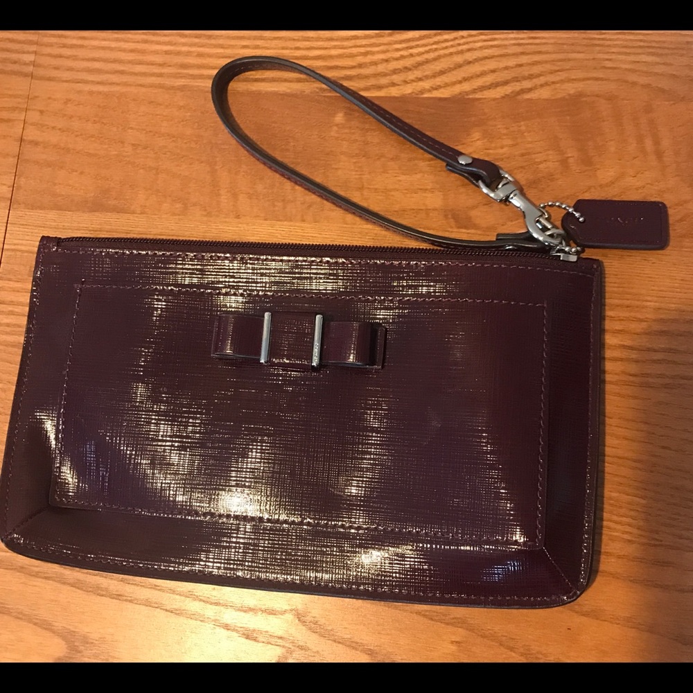 🌼Coach New Wristlet 9”x5.5” Burgandy🌼